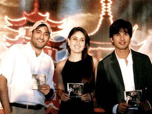 2006년 36 차이나 타운의 음반 발매 행사에서 카리나 카푸어와 샤히드 카푸어와 함께 있는 칸나