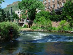 시 중심부를 흐르는 클리어 크릭