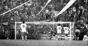 경기 중 한 장면: 호르헤 세레가 발터 페르난데스의 페널티킥을 막고 있다.