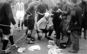 부상당한 플라트코, 1928 코파 델 레이 결승전에서 레알 소시에다드를 상대로. 이 모습은 시인 라파엘 알베르티에게 영감을 주어 '플라트코 찬가'를 쓰게 했다.