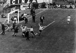 라포가 아베야네다에서 첫 골을 넣고 기뻐하는 라싱 선수들