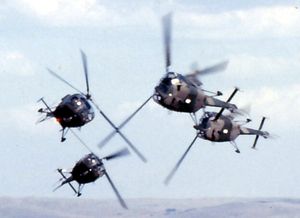 곡예비행을 하는 4대의 알루에트 III기 편대