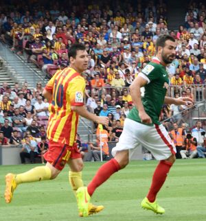 2014년 캄 노우에서 리오넬 메시와 함께 아틀레틱 소속으로 경기하는 발렌시아가(오른쪽)