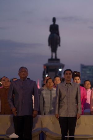 아피싯 웻차치와 전 총리와 수텝 투악수반이 서서 국가를 부르고 있다.