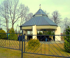 믈리니 마을에 있는 미하일로 베르비츠키와 올렉사 벨리치코 사제의 무덤 위의 예배당