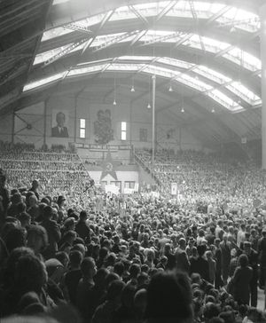 1940년 리투아니아 교사 회의에서 교사들이 타우티슈카 기에스메를 불렀다.