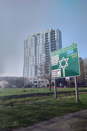 매직 라운드어바웃에서 본 개조된 코닥(Kodak) 건물 - 현재 KD 타워로 알려짐