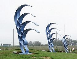 메이랜드 비즈니스 파크 입구에 있는 피닉스 게이트웨이 조각상은 번스필드 화재를 기념한다.