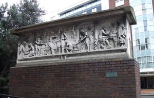 53번지와 54번지 바비칸에 있는 브라이어스 앤 선즈 건물에서 복원된 프리즈. 이 건물은 전쟁 중 폭격을 견뎌냈지만 재개발을 위해 철거되었다. 프리즈는 기념물로 보존되었다.