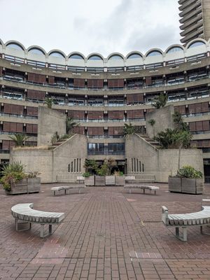 예술 센터와 극장 위의 안뜰. 해양 선박에서 영감을 받았다. 열대 양치류와 야자수는 원래 계획의 일부였다.