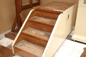 폴리 아티스트가 그리스 라디오 방송국에서 사용한 나무 계단