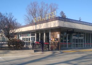 로열 요크역은 킹스웨이에 위치한 지하철 역이다.