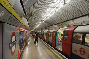 10번 승강장에 정차해 있는 주빌리선 열차.