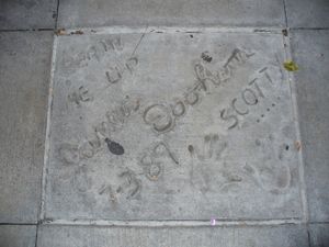 월트 디즈니 월드의 디즈니 할리우드 스튜디오 테마파크에 있는 할리우드 힐스 원형극장 앞의 제임스 두언의 손자국