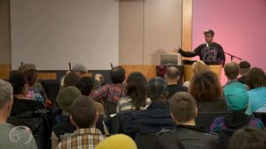 샌프란시스코 공립 도서관 (2016)의 레이더 리딩 시리즈에서 수박 여자를 발표하고 있다.