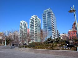 173 및 176 페리 스트리트, 파 웨스트 빌리지의 희귀한 현대 건축의 예.