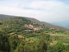 아로카의 계단식 산기슭에 있는 시골 마을 테빌량