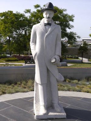 오에이라스 시인 공원에 있는 페르난두 페소아의 동상