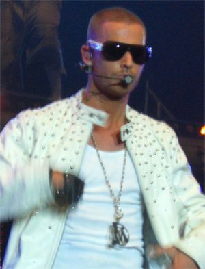 2007년 공연 중인 M. 포코라