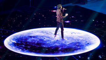 유로비전 송 콘테스트 2016에서 공연하는 아미르