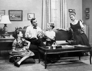 조앤 로링(가장 오른쪽)과 노비 세트의 출연진