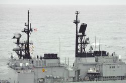 개수 후의 마스트. AN/SPG-60이 후방 마스트로 이전되어 빈 공간에 AN/SPS-49가 추가되었다. 또한, AN/SPS-48의 설치 위치도 높아졌다.