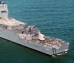 선체 후부의 Mk.26 발사기와 5인치 포