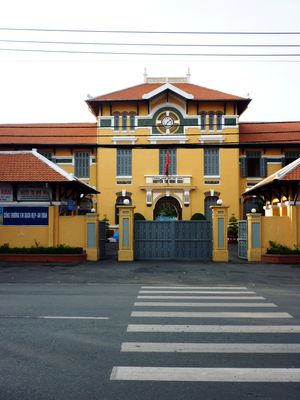 응우옌 티 민 카이 고등학교는 호찌민시에서 가장 오래되고 유명한 학교 중 하나이다.