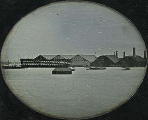 1855년 덮여진 슬립 1–5 (HMS 말보로 진수). 슬립 1 & 2(오른쪽) 위에 있는 나무 지붕은 1915년 1월 화재로 파괴되었고, 5번 슬립(맨 왼쪽) 위에 있는 금속 지붕은 19세기 말에 제거되었다.