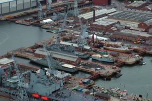 3번 정박지 남서쪽 모퉁이에 있는 갑문과 드라이 도크. 굴뚝이 있는 건물은 1878년에 건설된 메인 펌프장이며, 그 너머에는 이전의 대포 장착 작업장이 있다.