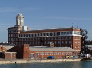 재건된 신호탑과 인접한 사무실 건물 (1923–29). 앞에 있는 단층 건물은 1847년에 지어졌으며, 체인 및 케이블의 보관, 유지 보수 및 유압 테스트에 사용되었다.