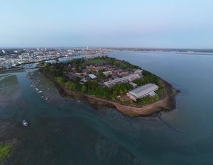 웨일 아일랜드의 HMS Excellent.