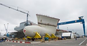 2}}가 뒤쪽의 건선거에 있다.