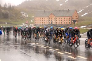 펠로톤은 직선으로 주행하여 슬립스트림을 증가시키고, 그로 인해 공기 저항을 줄여 뒤따르는 사이클리스트, 종종 스프린터 또는 GC 사이클리스트와 같은 핵심 선수들의 에너지를 절약한다.