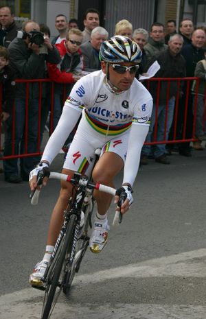 파올로 베티니가 2007 E3 하렐베케에서 무지개 저지를 입고 있다.