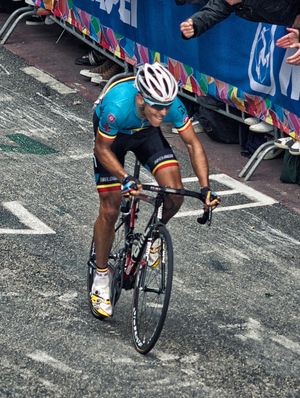 필리프 질베르가 로드 레이스에서 2012년 UCI 로드 세계 선수권 대회의 카우베르크에서 승리를 향해 스프린트하고 있다.