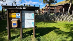 구 노르웨이 가옥 앞에 있는 주차장의 방문객 정보 부스.