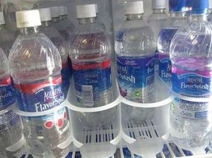 식료품점 냉장고에 있는 아쿠아피나 플레이버 스플래시