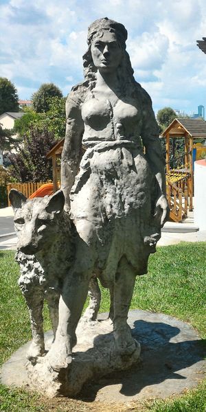 귈달 두야르의 튀르칸 쇼라이 조각상 (예술가 공원(Sanatçılar Park) in 아카틀라, 이스탄불)