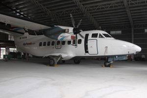 니노이 아키노 국제공항 격납고에서 스카이 파사다 항공이 운항하는 Let L-410 UVP-E Turbolet.