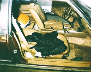 연쇄 살인범 랜디 크래프트(Randy Kraft)의 토요타 셀리카 내부. 오렌지 카운티 보안관 부서(Orange County Sheriff's Department)에서 촬영. 크래프트는 몇 시간 전에 그의 차량 안에서 최종 희생자의 시신과 함께 체포되었다.