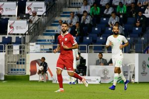 엘헬웨(왼쪽)가 레바논 소속으로 2019년 AFC 아시안컵 경기에서 사우디 아라비아와 대결하는 모습