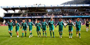 2007년 6월 9일 포스하우게네 캠퍼스에서 소그달과의 경기에서 승리한 후 하마캄 선수들이 축하하는 모습. 왼쪽부터: 마르쿠스 링베르, 베가르 비에르케, 유하 파소야, 에스펜 올센, 트룰스 예브네 하겐, 존 안데르스 리세, 로만 키에나스트, 토마스 외베르비, 마리우스 굴레루, 얀 미하엘센과 스베인 잉게 하겐루.