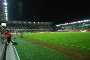 새롭게 개조된 브리스케비 스타디온의 관중석은 왼쪽과 앞에 있다