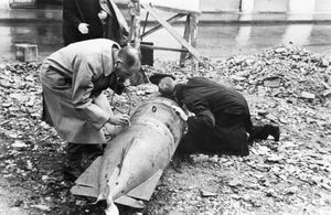 알제리 근처에 떨어진 적의 무기를 처리하는 방폭복 미착용 작업반, 1942년 11월.