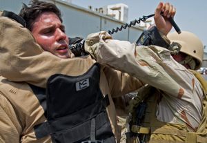 폭발물 처리복을 착용하면 열 스트레스가 문제가 될 수 있다.