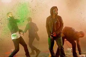 음악 비디오의 비하인드 씬 스크린샷으로, 보컬 체스터 베닝턴과 마이크 시노다, 리드 기타리스트 브래드 델슨 그리고 베이시스트 데이브 "피닉스" 파렐이 서로에게 색색의 가루를 던지는 모습이 담겨 있다.