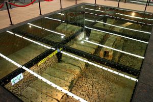 베이먼역에 전시된 역사적 발굴 유물들