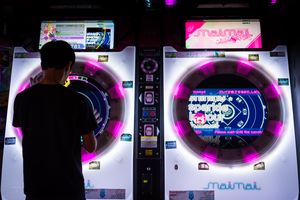 2016년 7월 일본에서 maimai PiNK PLUS를 플레이하는 사람