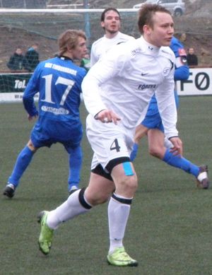 EB/스트레이머와 FC 수도르이가 2010년 4월 25일 페로 제도 컵 경기에서 맞붙은 모습. EB/스트레이머가 4-1로 승리했다. 4개월 후 EB/스트레이머는 컵(뢰그만스스테이피드)에서 우승했다. 이 사진에 있는 EB/스트레이머 선수들은 게르트 오에 헤르센과 마르니 듀르후스이다.